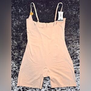 Wacoal Beyond Naked Cotton Blend Open Bust Thigh  
Size XXL in Sand